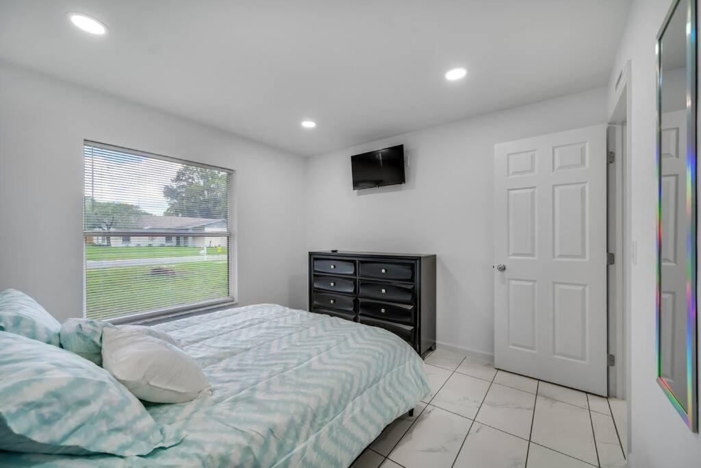 Cozy Family In With Private & Heated Pool, Pool Table And Kids Play Area Holiday home *